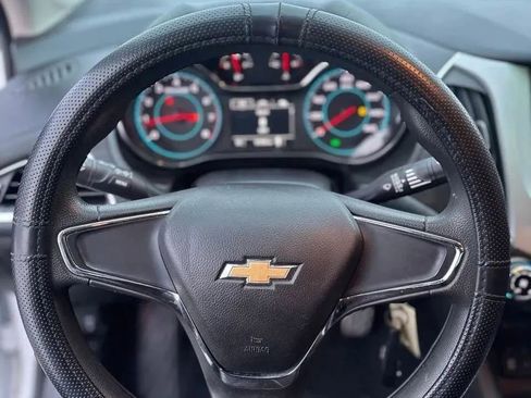 Used 2018 Chevrolet Cruze LS FWD image 17