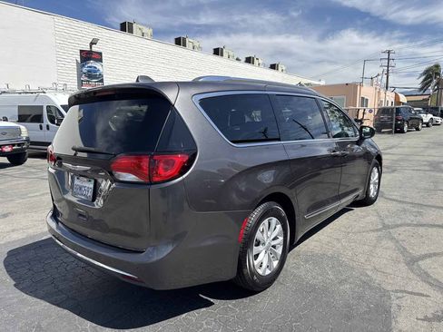Used 2018 Chrysler Pacifica Touring-L FWD image 7