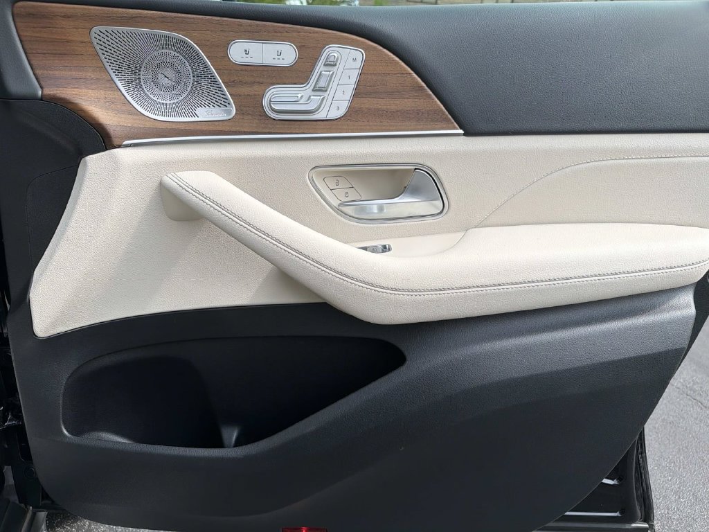 Used 2025 Mercedes-Benz GLS 450 4MATIC w/ AMG Line Exterior image 31
