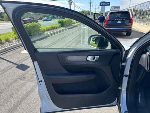 Used 2020 Volvo XC40 T5 R-Design w/ Protection Package AWD/4WD image 19