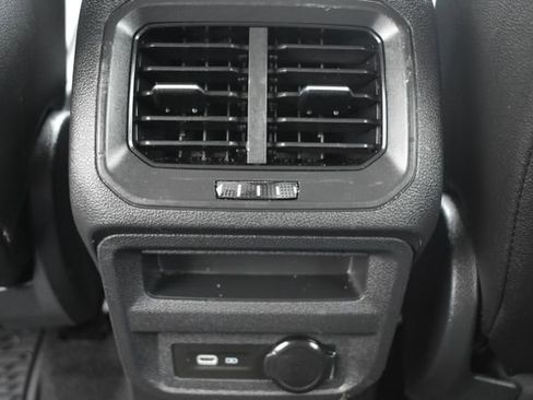 Used 2023 Volkswagen Tiguan SE image 34