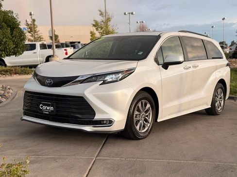 Used 2023 Toyota Sienna XLE w/ XLE Plus Package AWD/4WD image 3