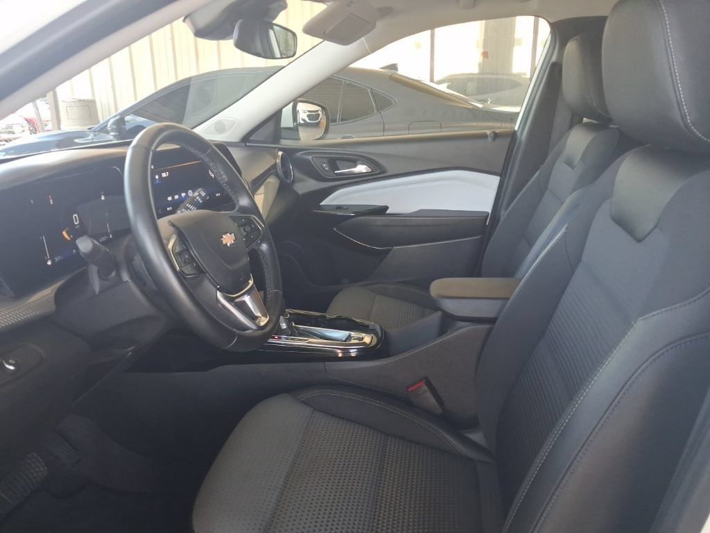 Used 2025 Chevrolet Trax LT w/ LT Convenience Package FWD image 4