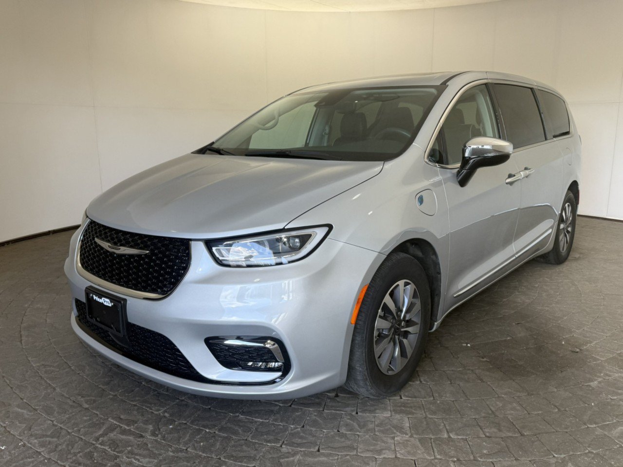 Used 2023 Chrysler Pacifica Limited FWD image 3