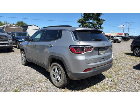 Used 2024 Jeep Compass Latitude w/ Convenience Group AWD/4WD image 3