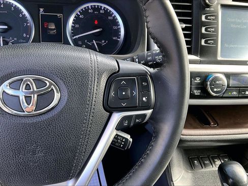 Used 2017 Toyota Highlander XLE image 12