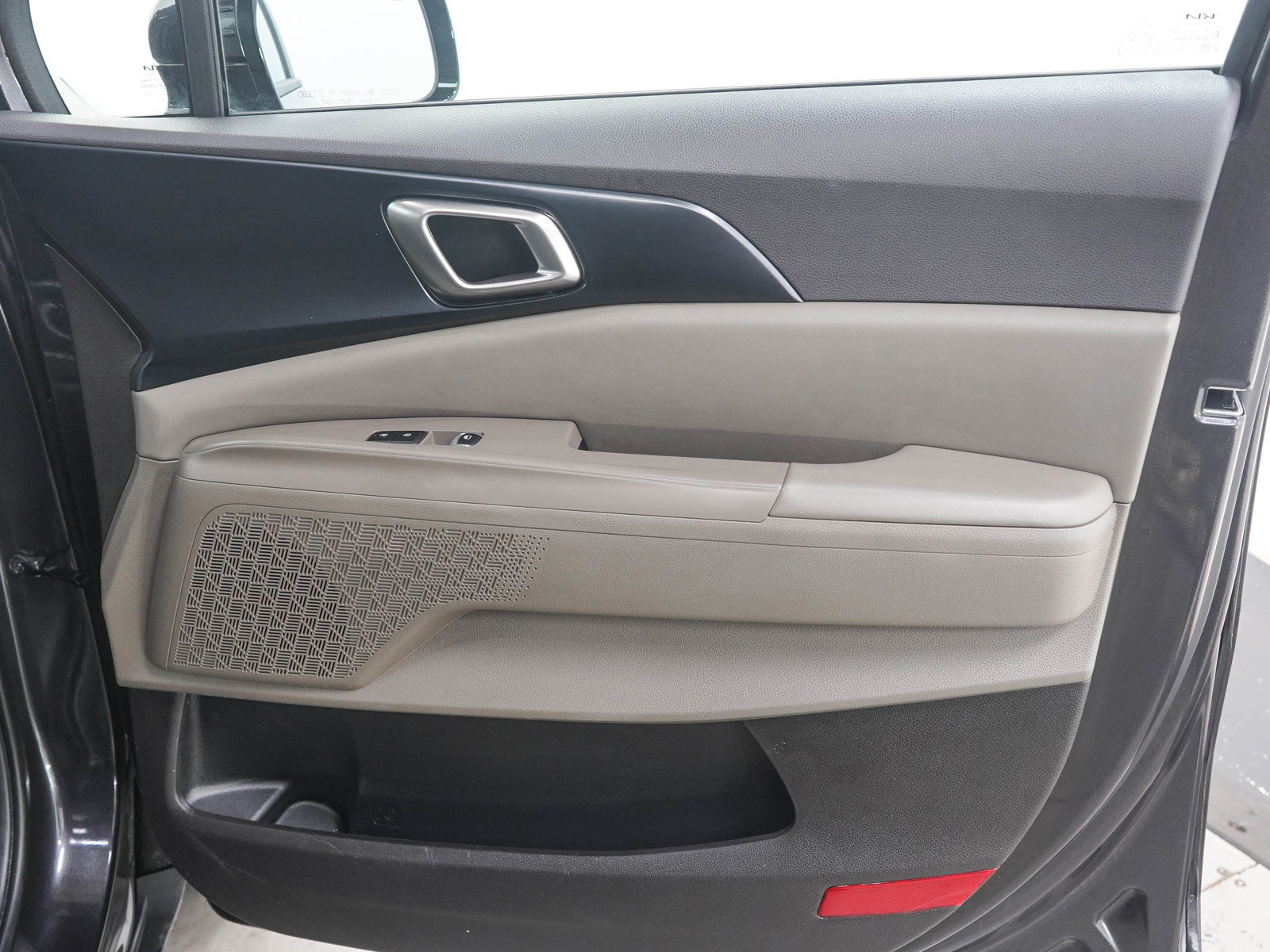 Used 2025 Kia Carnival FWD image 11