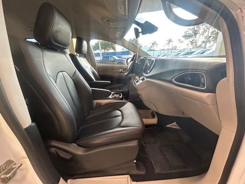 Used 2024 Chrysler Pacifica Touring-L image 22