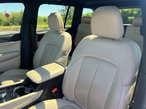 Used 2023 Jeep Grand Cherokee Limited w/ Luxury Tech Group II AWD/4WD image 16
