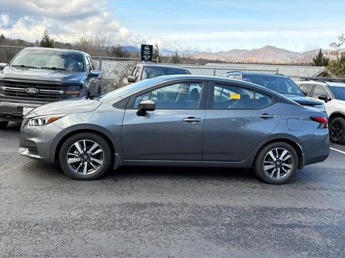 Used 2022 Nissan Versa SV w/ Electronics Package image 4