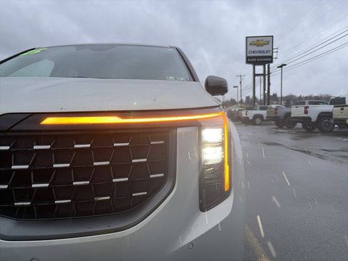 Used 2025 Kia Carnival SX w/ SX Dark Edition Package image 10