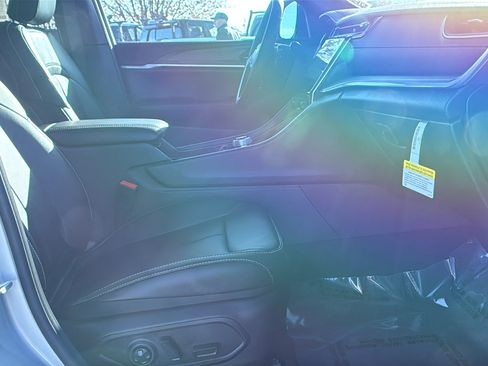 New 2025 Jeep Grand Cherokee L Limited w/ Luxury Tech Group II image 11