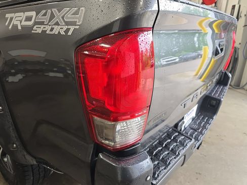 Used 2017 Toyota Tacoma TRD Sport AWD/4WD image 38