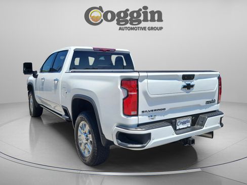 Used 2024 Chevrolet Silverado 2500 High Country w/ High Country Premium Package AWD/4WD image 2