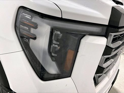 Used 2024 GMC Sierra 2500 AT4 w/ AT4 Premium Plus Package AWD/4WD image 12