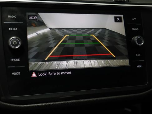 Certified 2022 Volkswagen Tiguan SE image 9