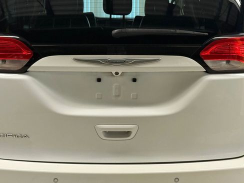 Used 2017 Chrysler Pacifica Touring-L image 11