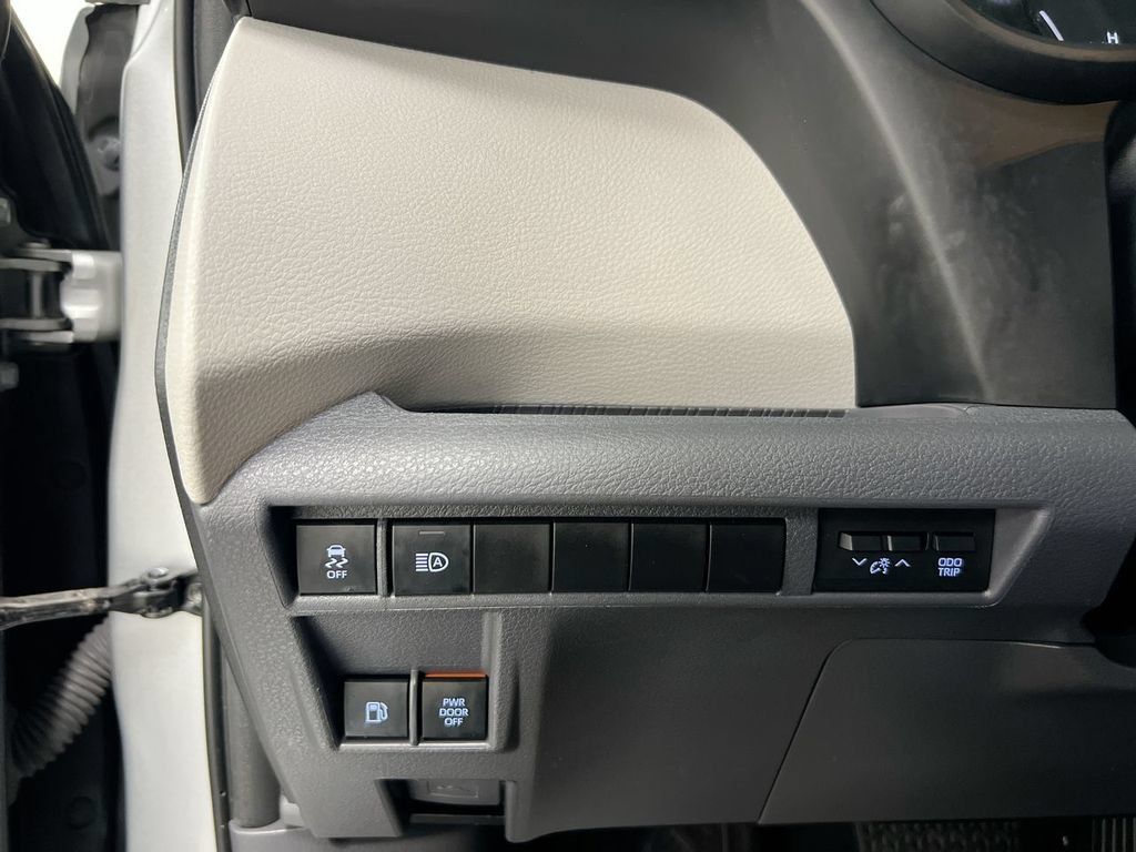 Used 2023 Toyota Sienna XLE AWD/4WD image 18