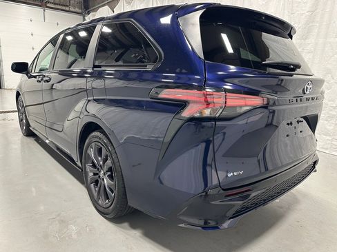Used 2025 Toyota Sienna XSE image 5
