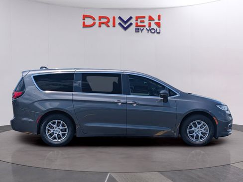 Used 2023 Chrysler Pacifica Touring-L FWD image 6