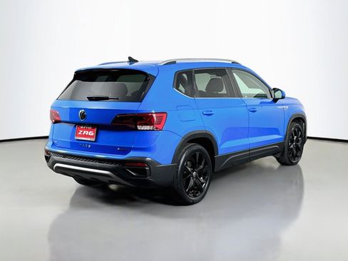 Used 2023 Volkswagen Taos SE w/ Panoramic Sunroof Package AWD/4WD image 5