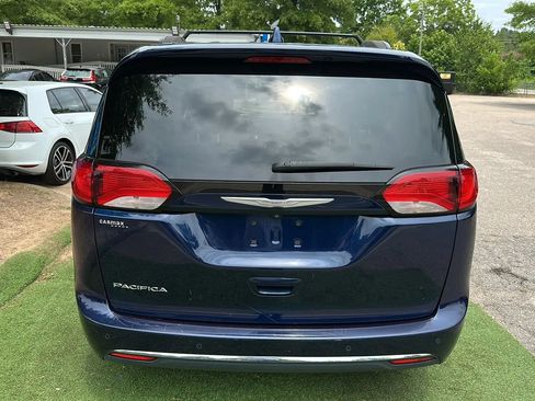 Used 2017 Chrysler Pacifica Touring-L FWD image 6