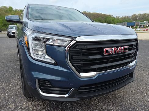 Used 2024 GMC Terrain SLE image 11