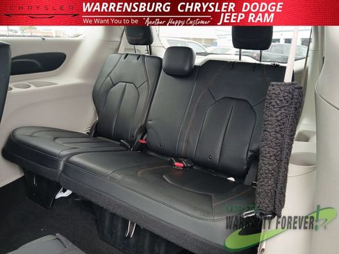 Used 2020 Chrysler Pacifica Touring-L FWD image 14
