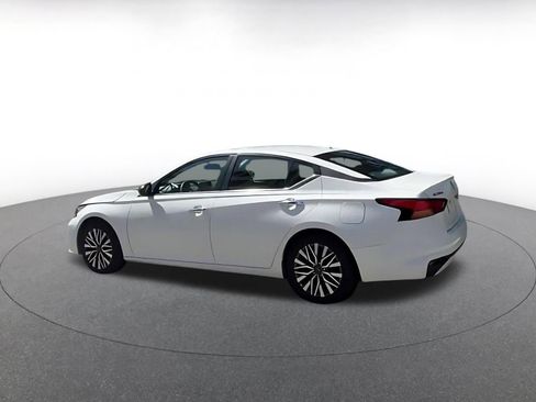 Used 2025 Nissan Altima 2.5 SV FWD image 10