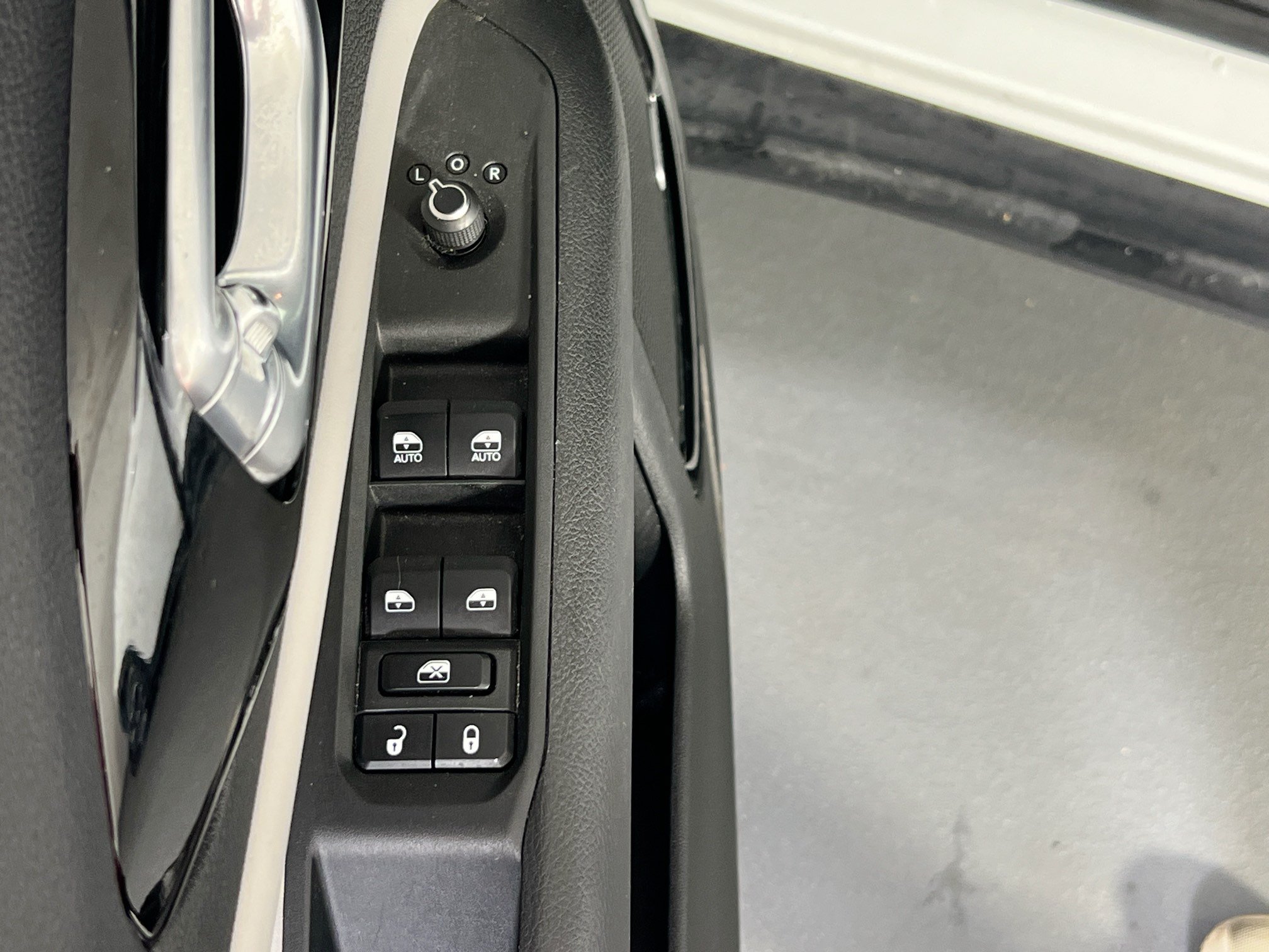 Used 2023 Jeep Compass Limited w/ Sun and Sound Group AWD/4WD image 17