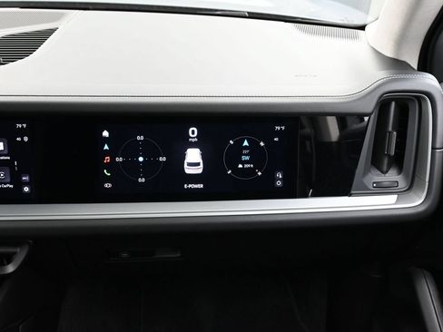 Certified 2025 Porsche Cayenne Turbo AWD/4WD image 32