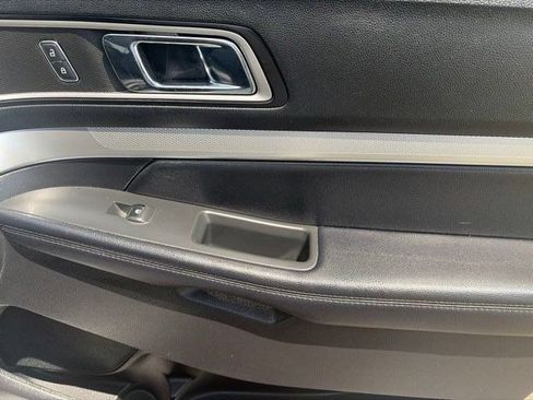 Used 2017 Ford Explorer XLT FWD image 40