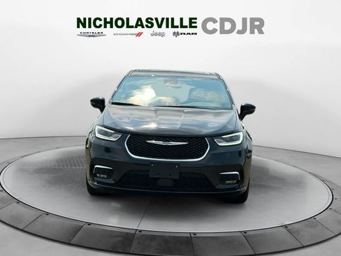 Used 2024 Chrysler Pacifica Limited FWD image 8