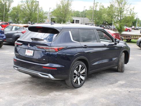 New 2025 Mitsubishi Outlander SE image 8