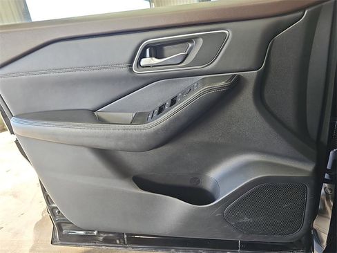 Used 2021 Nissan Rogue SV w/ Premium Package image 25