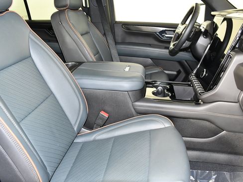 Used 2025 GMC Yukon AT4 AWD/4WD image 45