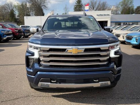 Used 2022 Chevrolet Silverado 1500 High Country w/ Technology Package AWD/4WD image 3