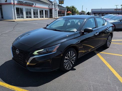 Used 2025 Nissan Altima 2.5 SV FWD image 3