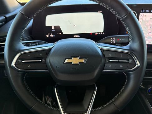 Used 2025 Chevrolet Traverse LT image 36