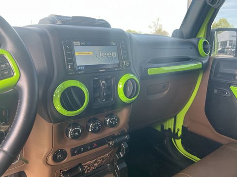 Used 2012 Jeep Wrangler Unlimited Rubicon w/ Dual Top Group image 17