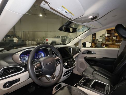Used 2024 Chrysler Pacifica Touring-L image 9