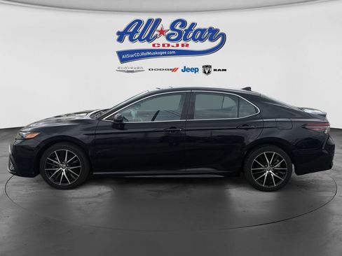 Used 2021 Toyota Camry SE FWD image 4