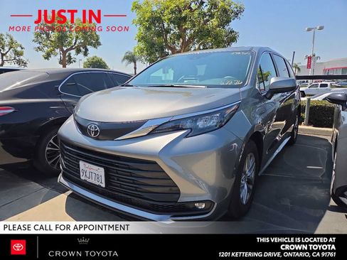 Used 2026 Toyota Sienna XLE FWD image 1