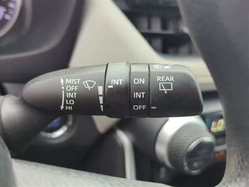 Used 2021 Toyota RAV4 XLE w/ Convenience Package FWD image 17