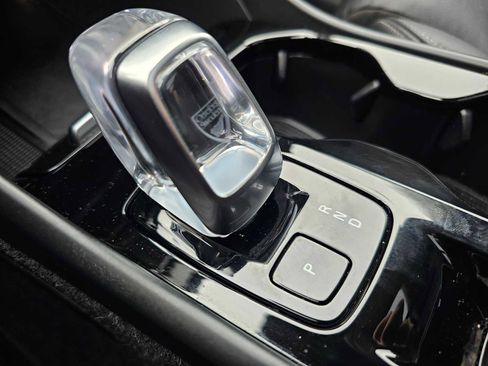 Certified 2025 Volvo XC40 B5 Plus w/ Protection Package Premier image 39