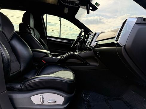 Used 2017 Porsche Cayenne image 32