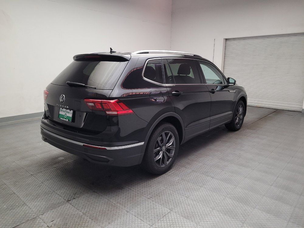 Used 2023 Volkswagen Tiguan SE w/ Panoramic Sunroof Package FWD image 9