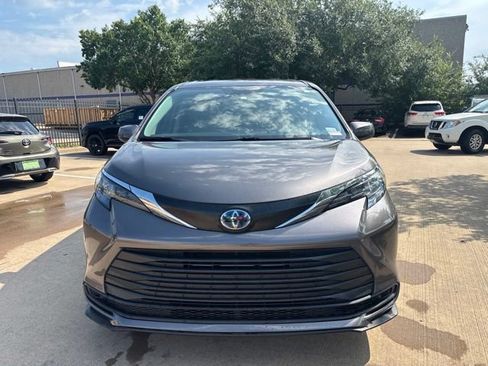Used 2024 Toyota Sienna LE FWD image 2