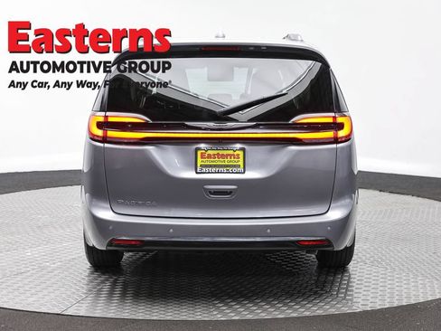 Used 2021 Chrysler Pacifica Touring-L FWD image 6