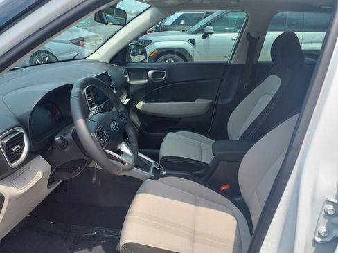 Certified 2025 Hyundai Venue SEL FWD image 9